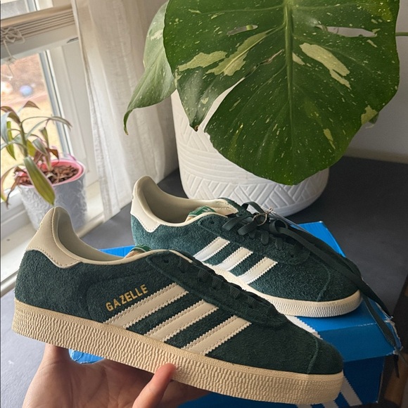 Adidas Original Gazelle Shoes in Mineral Green. Size 5 Mens/ womens 6.5 main image 5
